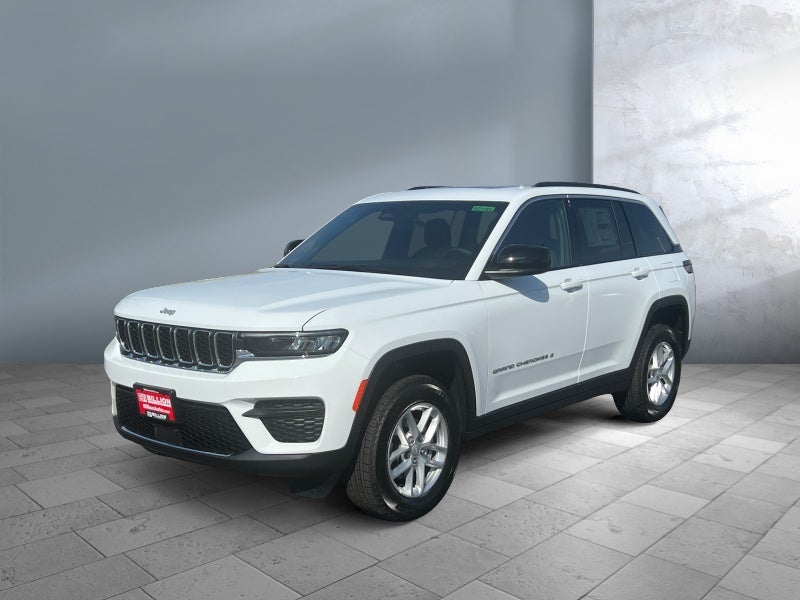 2025 Jeep Grand Cherokee GRAND CHEROKEE LAREDO X 4X4 in Bright White Clear-Coat Exterior Paint — front three-quarter view
