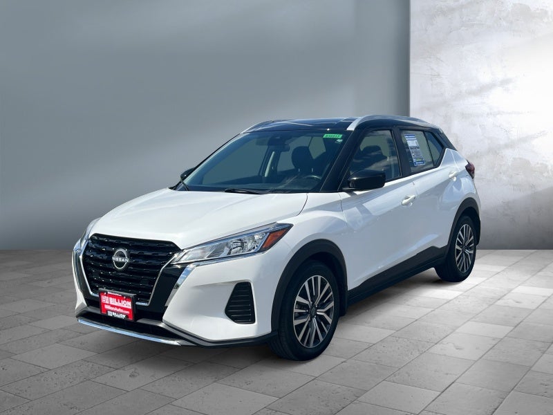 2023 Nissan Kicks SV Xtronic CVT in Aspen White Tricoat/Super Black — front three-quarter view